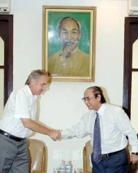 Bộ trưởng Chủ nhiệm UBTDTTT Nguyễn Danh Thái gặp HLV trưởng A.Riedl ảnh 1