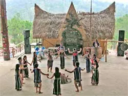 Thấy gì đằng sau Vạn lý trường thành ở đồi Mộng Mơ, TP Đà Lạt?