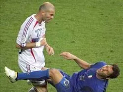 Ronaldinho: “Tôi vẫn chưa xem qua cú húc đầu của Zidane” ảnh 1