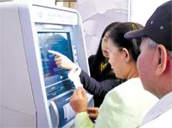 Chi lương hưu qua thẻ ATM