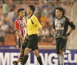 Đến giai đoạn “bắn” trọng tài ảnh 1