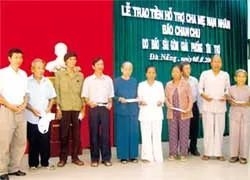 Báo SGGP trao tiền hỗ trợ cha mẹ nạn nhân bão số 1