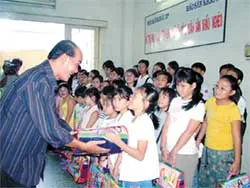 Tặng quà con em nghèo ngành sân khấu