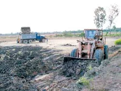 Nghiêm cấm khai thác đất mặt trái phép ảnh 2