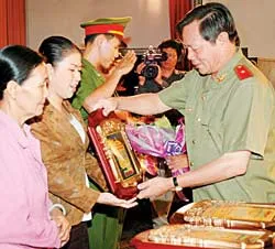 Giữa đời thường rạng lên những gương sáng phố phường