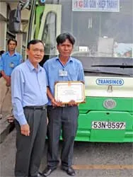 Khen thưởng lái xe, tiếp viên xe buýt phục vụ tốt hành khách