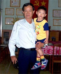 Angelina Jolie Adopts Vietnamese Boy ảnh 2