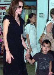 Angelina Jolie Adopts Vietnamese Boy ảnh 1