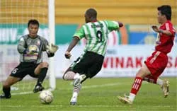 Fabio Santos đưa chủ nhà vào chung kết