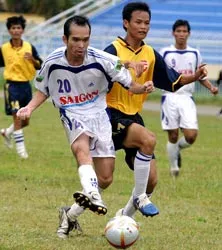 Đội bóng đá báo SGGP giao lưu tại Vĩnh Long ảnh 1