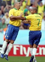 Inter đổi Adriano lấy Ronaldo? ảnh 1