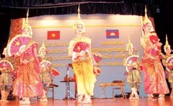 Thắm tình đoàn kết