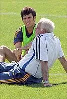 HLV Aragones trên sân tập.