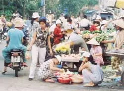 Chợ tự phát gây tắc nghẽn giao thông