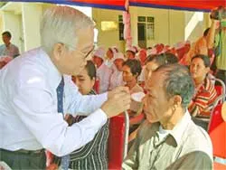 TPHCM giúp hơn 5.000 người nghèo Campuchia hết mù