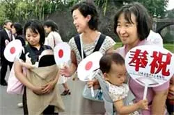 Hoàng tử nhỏ thổi làn gió mát vào đất nước hoa anh đào ảnh 2