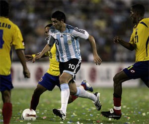 Football: Riquelme Powers Argentina into Quarter-Finals ảnh 1