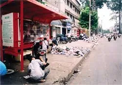 Chiếm hết lề đường để mua bán