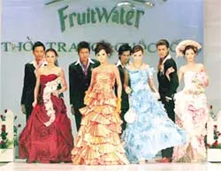 Trình diễn thời trang “Hoa tình yêu”