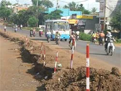 Thi công kéo dài, gây ô nhiễm, tai nạn giao thông