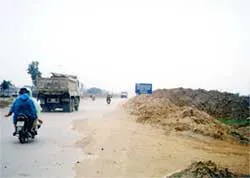 Tạm mượn lề đường, để sau... trồng cỏ (!?)