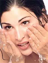 Rửa mặt bằng... dầu