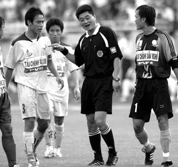 Song Lam Nghe An men react when Hoa Phat Ha Noi are given a penalty kick