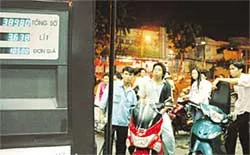 Giá xăng tiếp tục giảm 500 đồng/lít