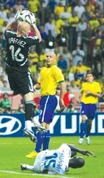Barthez giải nghệ ảnh 1