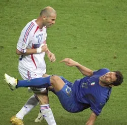 Materazzi: “Tôi đã chán ngấy chuyện làm lành với Zidane” ảnh 1