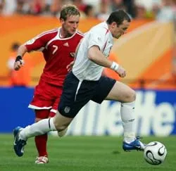 Bobby Charlton:  “Rooney sẽ xô ngã Kỷ lục 49 bàn của tôi” ảnh 1