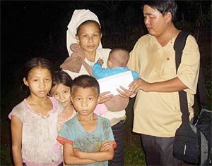 SGGP Readers Offer Relief to Victims of the Lekima Typhoon ảnh 1