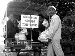 Nắm gạo tình thương nơi đầu lũ