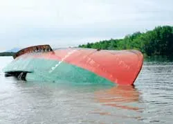 Lật tàu chở dầu, 1 người chết