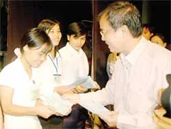 Trao 631 suất học bổng cho HS - SV