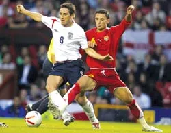 Tại sao tuyển Anh Không thể chơi đội hình 3-5-2 ? ảnh 1