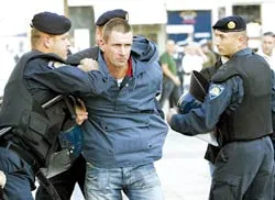 21 cổ động viên bị bắt giữ ảnh 1