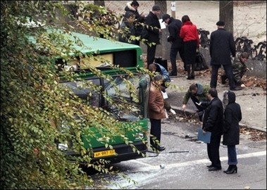 Police investigators check the scene where a bomb ripped through a bus at rush hour in the centre of the southern Russian city of Tolyatti. (AFP Photo)
