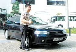 Ô tô còn chở… băngrôn đi biểu diễn