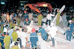 Sập nhà 3 tầng, 12 người bị nạn