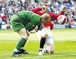 Wigan (17) - Manchester City (12): Thoát hiểm ảnh 1