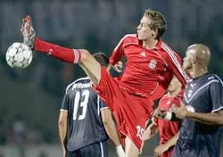 Peter Crouch vẫn phải bị xoay tua ảnh 1