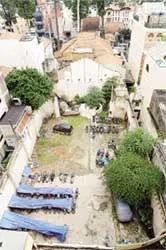 Mặt bằng “vàng” lại...…bỏ không?