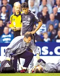 Cech sửa soạn đến sân tập của Chelsea ảnh 1