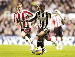 CĐV biểu tình, Roeder nhận hết trách nhiệm ảnh 1