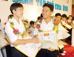 Tôn vinh 40 tân thủ khoa các trường đại học