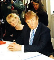 Donald Trump (phải) và Carolyn Kepcher.
