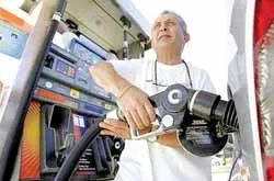 Giá dầu và vàng đột ngột tăng cao