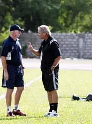 Một “trận đấu” của riêng ông A.Riedl ảnh 1