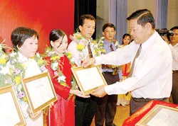 Tôn vinh 20 thầy cô có thành tích xuất sắc